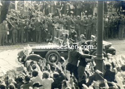 ADOLF HITLER - PHOTO 14x10cm: Hitler vor jubelnder...