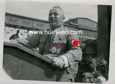 PHOTO 9x12cm: Reichsleiter Dr. Robert Ley am Rednerpult