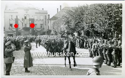 PHOTO 9x14cm: Truppenparade. Rückseitig Heftspuren,...