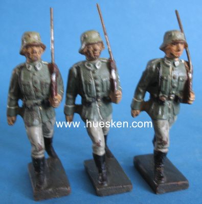 3 LINEOL-HEERES-SOLDATEN marschierend, mit Tornister,...