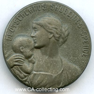 SÄUGLINGS-SPENDENABZEICHEN UM 1917. Mutter mit Baby...