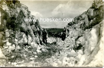 PHOTO 14x9cm: 2 Soldaten in Felslandschaft.