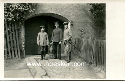 PHOTO 14x9cm: Drei Soldaten vor einem Tor stehend.