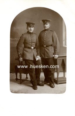 PHOTO-POSTKARTE 2 Soldaten stehend, 1909 gelaufen.