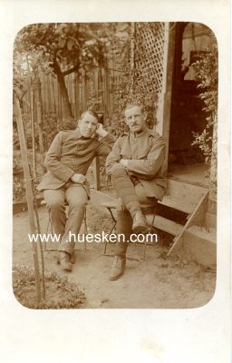 PHOTO 14x9cm: Zwei feldgraue Soldaten sitzend.