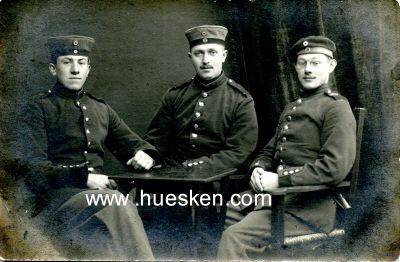PHOTO 9x14cm: Drei Soldaten am Tisch. 1915 als Feldpost...