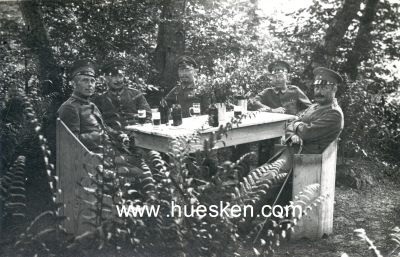 PHOTO 9x14cm: Feldgraue Soldaten im Grünen. 1918 als...