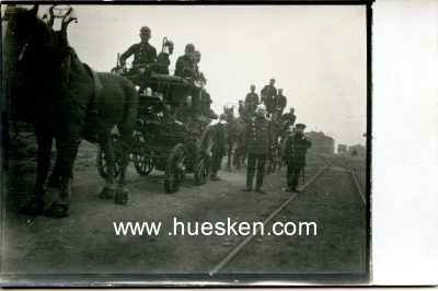 PHOTO-POSTKARTE Soldaten auf einer Kutsche.