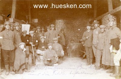 PHOTO 9x14cm: Kriegsgefangene Soldaten in ihrer...