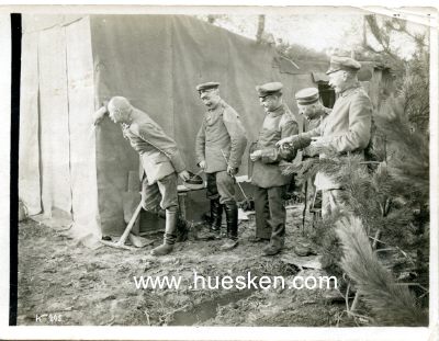 PHOTO 9x12cm: Fünf hintereinander stehende Soldaten...