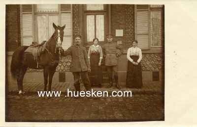 PHOTO 9x14cm: Feldgrauer Offizier mit Burschen, Pferd und...