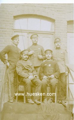 PHOTO 14x9cm: Fünf feldgraue Soldaten vor einem...