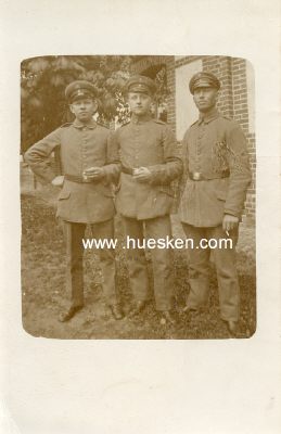 PHOTO 14x9cm: Drei feldgraue Soldaten.