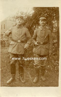 PHOTO 14x9cm: Zwei Feldgraue Soldaten, rückseitig...