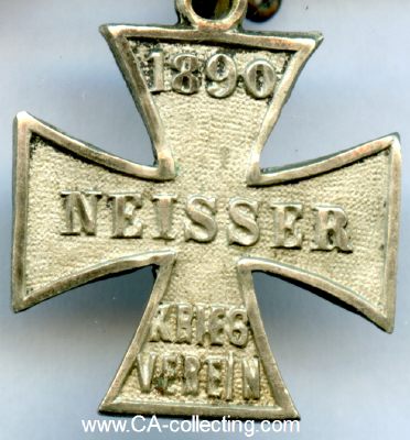 Photo 2 : NEISSER (HILDESHEIM). Kreuz des Krieger-Verein Neisser...