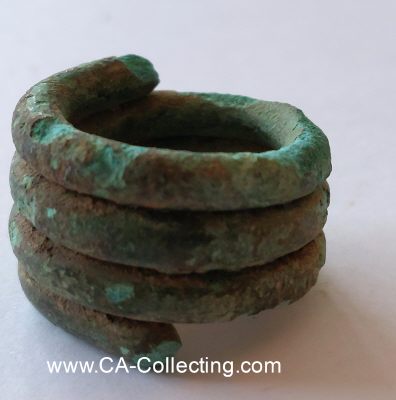 FINGERRING - MITTLERE BRONZEZEIT ca. 1500 v. Chr. Bronze....
