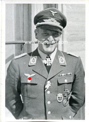 BAUER, OSKAR. Porträtphoto 10x7cm als Oberstleutnant...