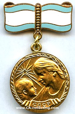 MUTTERSCHAFTS-MEDAILLE 2. KLASSE 1944. Bronze vergoldet....