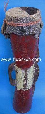 Foto 2 : TANZTROMMEL - NEUGUINEA. Beschnitzter Klangkorpus aus rot...