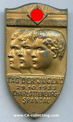 CHARLOTTENBURG Abzeichen zum Tag der Hitler-Jugend in...