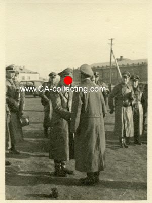 PHOTO 11x8cm um 1942: Hitler begrüßt einen...