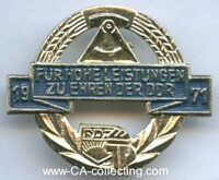 JP-ABZEICHEN 1971 FÜR HOHE LEISTUNGEN ZU EHREN DER DDR.