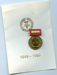 EHRENMEDAILLE ZUM 40.JAHRESTAG DER DDR 1989.